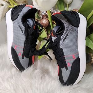 Jordan granville pro cool grey infrared black big kid casual shoesSize3.5 new